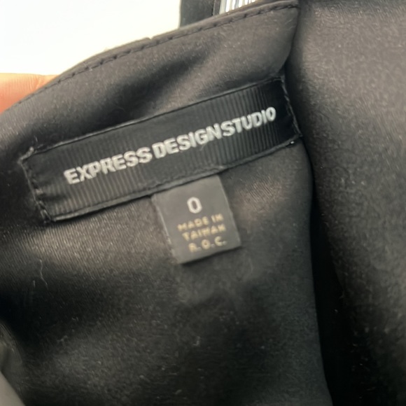 Express, pencil skirt with gold hardware size 0 - Picture 3 of 4